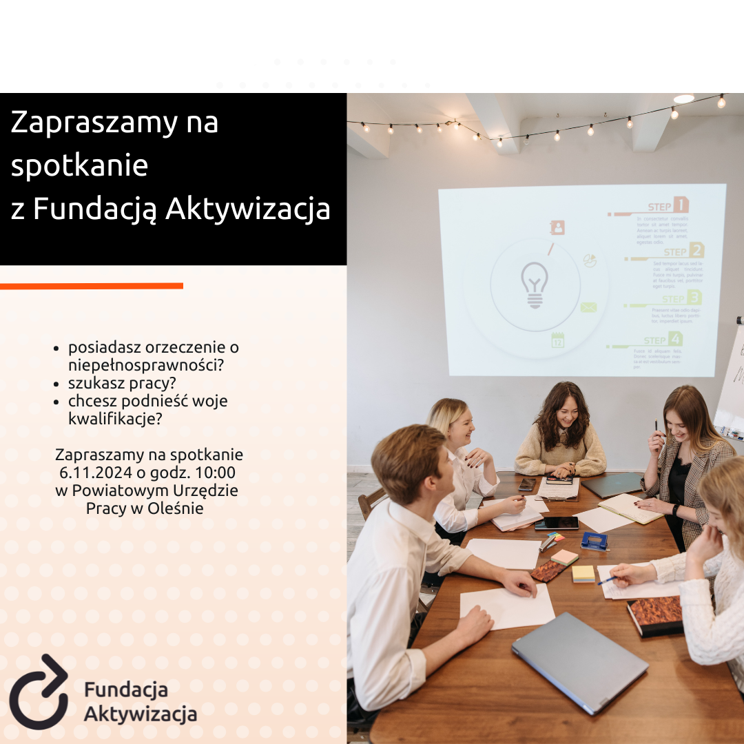 Na zdjęciu widoczna grupa ludzi siedząca przy stole, na ścianie wyświetlana prezentacja